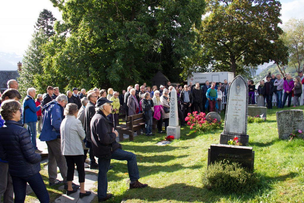 Bygdevandringa søndag 4. oktober starta ved Leikanger kyrkje