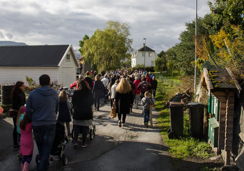 Mellom 130 og 150 personar deltok på bygdevandring