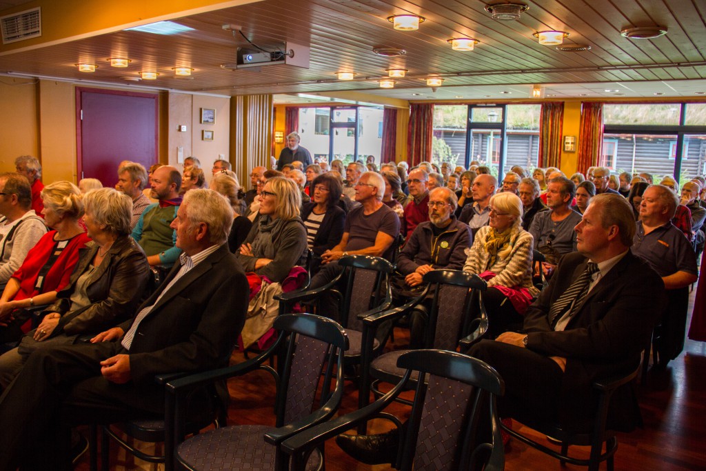 OVer 100 personar vert med vidare til lokalhistoriske foredrag på hotellet