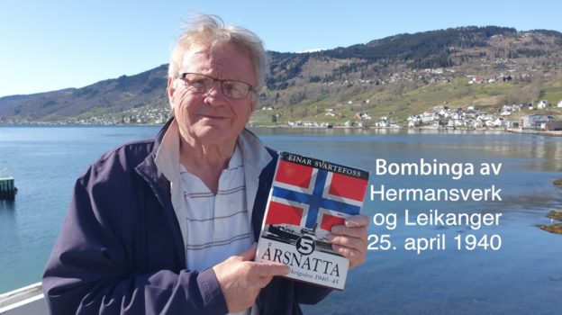 Bilete av Knut Henning Grepstad som held opp ei bok av Einar Svartefoss med tittelen 5-årsnatta. Bilettekst er Bombinga av Hermansverk og Leikanger 25. aptil 1940.